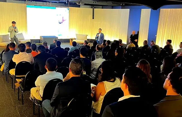 Dr. Eliseo Sekiya apresenta o soro autólogo durante o evento Olhar em Foco, em Brasília.